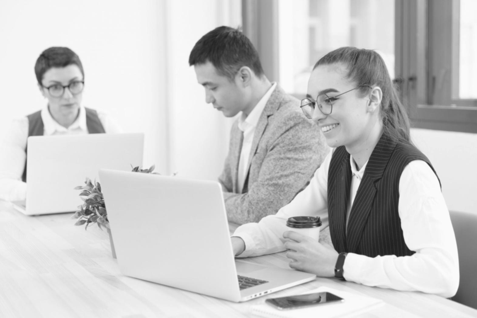 Geschäftsteam arbeitet zusammen an Finanzanalysen